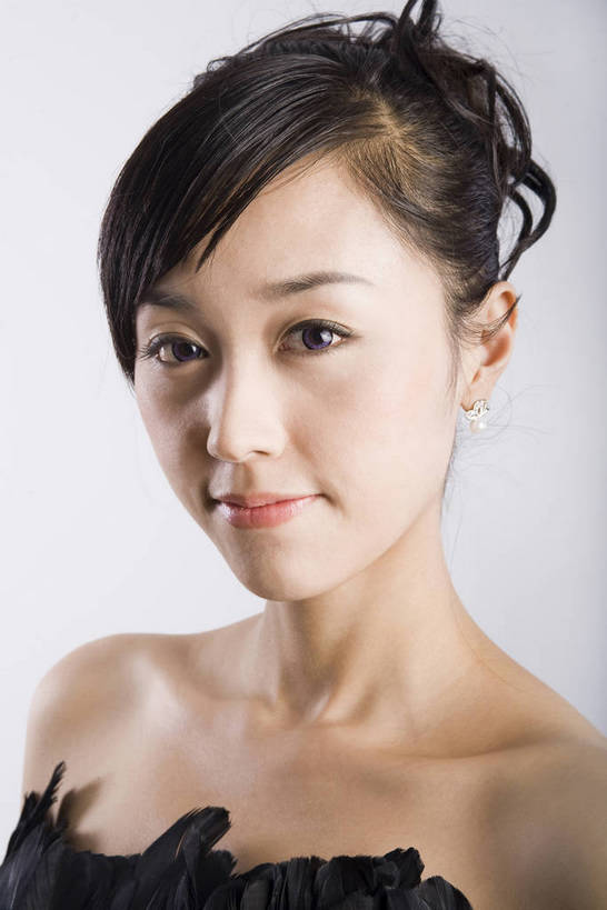 东方人,脸,手,一个人,竖图,彩色,室内,白天,时尚,成功,合作,信心,羽毛,北京,中国,亚洲,图片,美丽,鼓励,美女,摄影,服饰,东亚,团结,年轻女性,女孩,女人,女性,亚洲人,中国人,年轻人,面部,半身,影棚拍摄,高兴,bj174