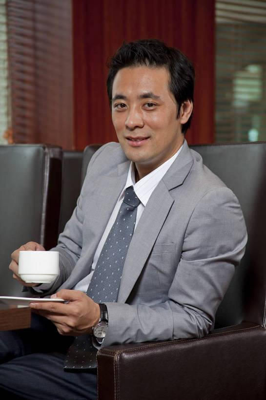 东方人,中年人,一个人,商务人士,商务男性,咖啡厅,微笑,竖图,彩色