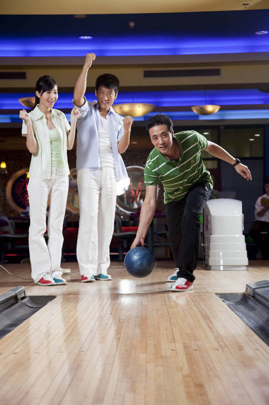 东方人,三个人,竖图,彩色,室内,白天,度假,运动,保龄球,中国,亚洲,图片,打球,站着,休闲,美女,摄影,生活方式,美好,球馆,东亚,中华人民共和国,男人,男性,女人,女性,亚洲人,中国人,年轻人,全身,高兴,愉快,bj174