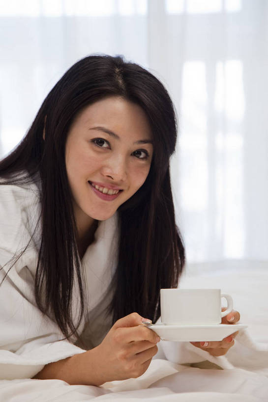 咖啡,东方人,一个人,竖图,彩色,室内,时尚,卧室,中国,亚洲,喝,图片,趴着,休闲,放松,美女,摄影,生活方式,东亚,中华人民共和国,女人,女性,亚洲人,中国人,年轻人,半身,高兴,愉快,bj174