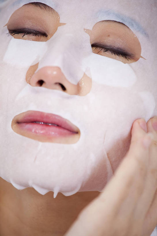 东方人,一个人,竖图,彩色,室内,化妆,美容,时尚,卧室,中国,亚洲,护肤,梳妆,图片,休闲,面膜,放松,美女,摄影,生活方式,东亚,中华人民共和国,女人,女性,亚洲人,中国人,年轻人,坐着,半身,高兴,愉快,bj174