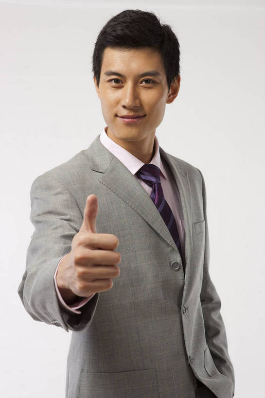 东方人,拇指,一个人,商务人士,商务男性,微笑,竖图,彩色,室内,白天,衬衫,西装,商务,成功,信心,职员,中国,亚洲,套装,正装,图片,站着,摄影,商务装,工薪阶层,东亚,男人,男性,亚洲人,中国人,年轻人,白领,上班族,半身,影棚拍摄,衬衣,高兴,办公,bj174