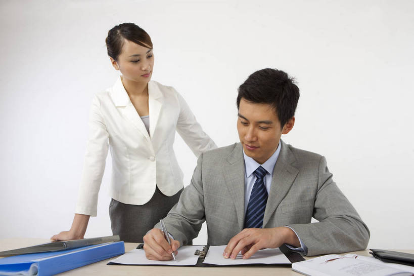 东方人,两个人,商务人士,商务男性,商务女性,微笑,横图,彩色,室内,白天,衬衫,裙子,西装,商务,成功,信心,签字,职员,中国,亚洲,套装,正装,工作,图片,文件,站着,美女,短裙,摄影,半身裙,商务装,工薪阶层,东亚,男人,男性,女孩,女人,女性,亚洲人,中国人,年轻人,白领,上班族,坐着,半身,影棚拍摄,衬衣,高兴,办公,bj174