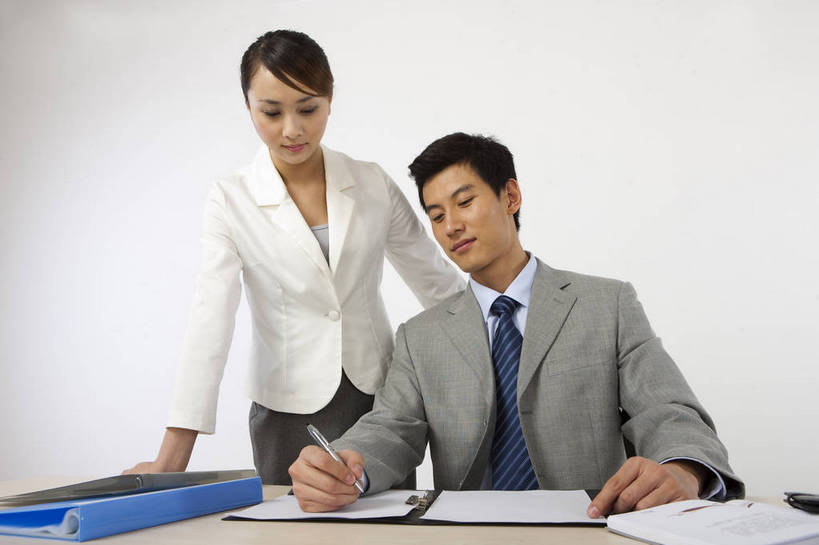 东方人,两个人,商务人士,商务男性,商务女性,微笑,横图,彩色,室内,白天,衬衫,裙子,西装,商务,成功,信心,签字,职员,中国,亚洲,套装,正装,工作,图片,文件,站着,美女,短裙,摄影,半身裙,商务装,工薪阶层,东亚,男人,男性,女孩,女人,女性,亚洲人,中国人,年轻人,白领,上班族,坐着,半身,影棚拍摄,衬衣,高兴,办公,bj174