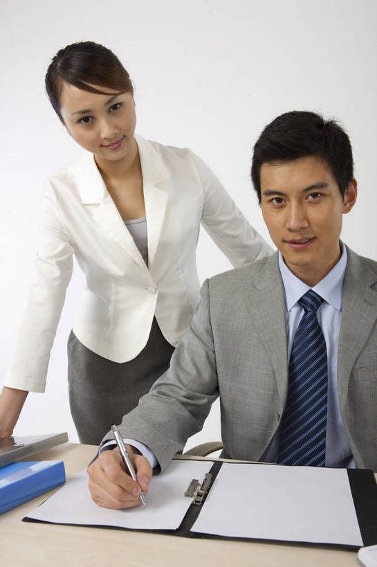 东方人,两个人,商务人士,商务男性,商务女性,微笑,竖图,彩色,室内,白天,衬衫,裙子,西装,商务,成功,信心,签字,职员,中国,亚洲,套装,正装,工作,图片,文件,站着,美女,短裙,摄影,半身裙,商务装,工薪阶层,东亚,男人,男性,女孩,女人,女性,亚洲人,中国人,年轻人,白领,上班族,坐着,半身,影棚拍摄,衬衣,高兴,办公,bj174