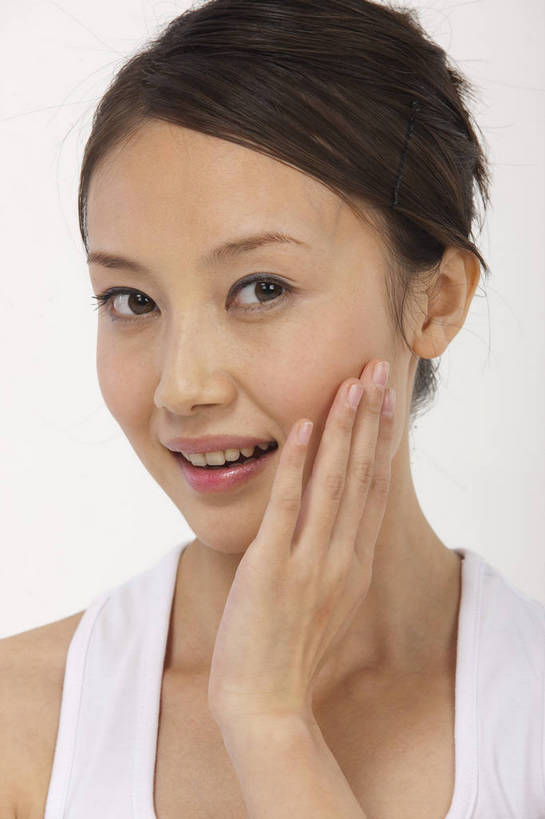 东方人,一个人,微笑,竖图,彩色,室内,白天,中国,亚洲,图片,休闲装,享受,休闲,放松,美女,摄影,生活方式,轻松,东亚,女孩,女人,女性,亚洲人,中国人,年轻人,坐着,半身,影棚拍摄,高兴,愉快,bj174