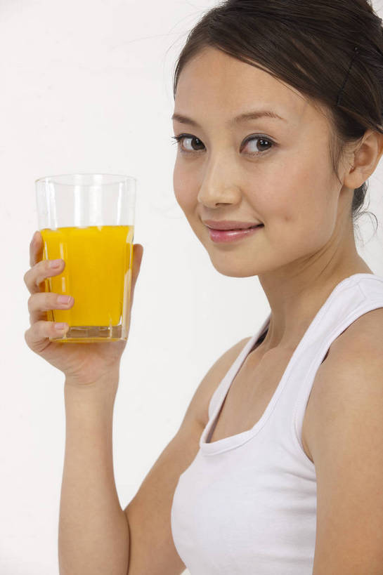 果汁,东方人,一个人,微笑,竖图,彩色,室内,白天,中国,亚洲,喝,图片,饮品,休闲装,饮料,享受,休闲,放松,美女,摄影,生活方式,轻松,可口,东亚,适口,女孩,女人,女性,亚洲人,中国人,年轻人,坐着,半身,影棚拍摄,高兴,愉快,bj174