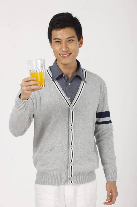 果汁,东方人,一个人,微笑,竖图,彩色,室内,白天,中国,亚洲,喝,图片,饮品,休闲装,饮料,站着,享受,休闲,放松,摄影,生活方式,轻松,可口,东亚,适口,男人,男性,亚洲人,中国人,年轻人,半身,影棚拍摄,高兴,愉快,bj174