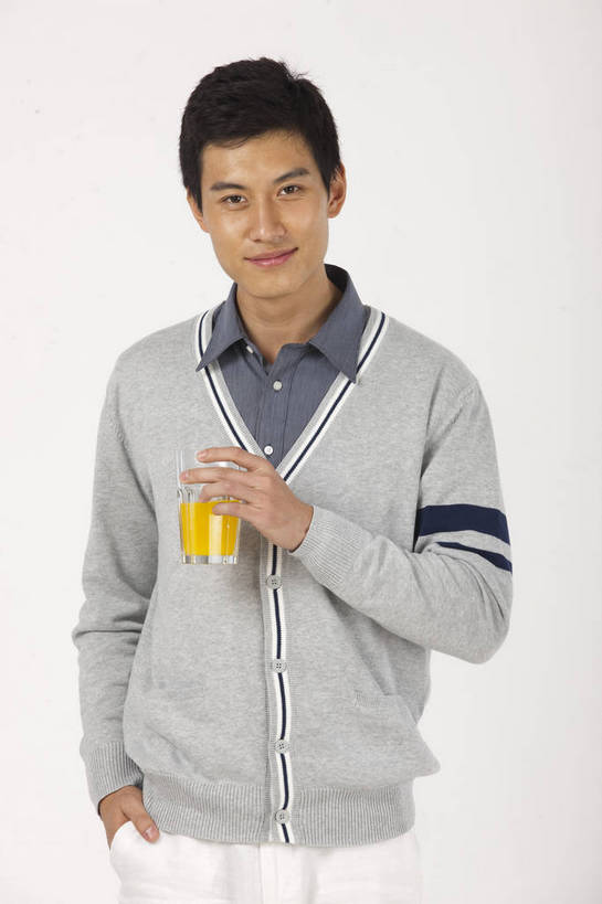 果汁,东方人,一个人,微笑,竖图,彩色,室内,白天,中国,亚洲,喝,图片,饮品,休闲装,饮料,站着,享受,休闲,放松,摄影,生活方式,轻松,可口,东亚,适口,男人,男性,亚洲人,中国人,年轻人,半身,影棚拍摄,高兴,愉快,bj174