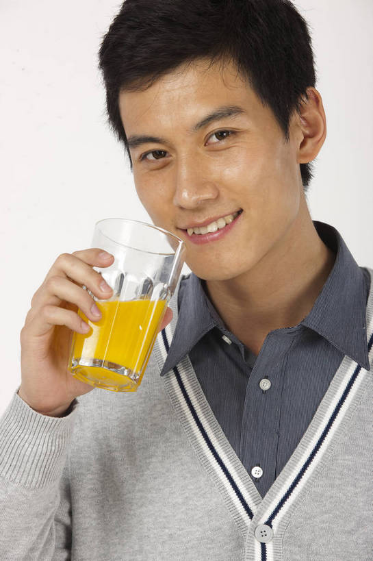 果汁,东方人,一个人,微笑,竖图,彩色,室内,白天,中国,亚洲,喝,图片,饮品,休闲装,饮料,站着,享受,休闲,放松,摄影,生活方式,轻松,可口,东亚,适口,男人,男性,亚洲人,中国人,年轻人,半身,影棚拍摄,高兴,愉快,bj174