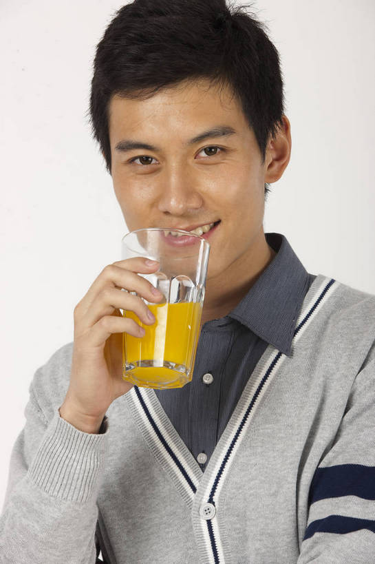 果汁,东方人,一个人,微笑,竖图,彩色,室内,白天,中国,亚洲,喝,图片,饮品,休闲装,饮料,站着,享受,休闲,放松,摄影,生活方式,轻松,可口,东亚,适口,男人,男性,亚洲人,中国人,年轻人,半身,影棚拍摄,高兴,愉快,bj174
