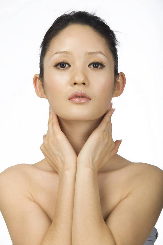 东方人,五官,眼睛,脸颊,手,头发,一个人,竖图,美容,时尚,北京,中国,仅一个年轻女性,仅一个女性,仅一个人,护肤,黑色,清洁,站着,休闲,健康,舒服,美女,头像,生活方式,皮肤,动作,毛发,年轻女性,女人,女性,中国人,年轻人,愉快,bj174