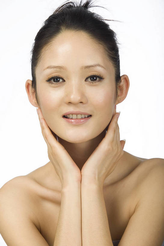 东方人,五官,眼睛,脸颊,手,头发,一个人,竖图,美容,时尚,北京,中国,仅一个年轻女性,仅一个女性,仅一个人,护肤,黑色,清洁,站着,休闲,健康,舒服,美女,头像,生活方式,皮肤,动作,毛发,年轻女性,女人,女性,中国人,年轻人,愉快,bj174