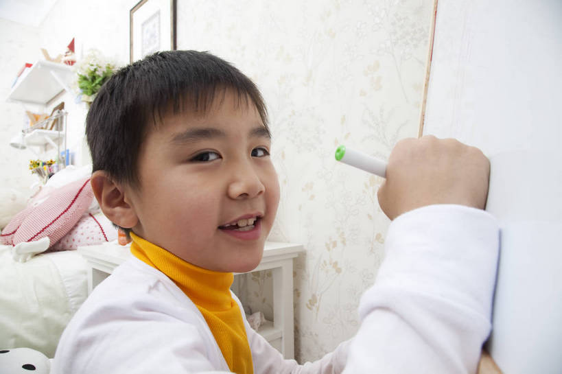 东方人,儿童,脸,头发,一个人,家庭,站,微笑,横图,彩色,室内,侧面,纯洁,书房,北京,中国,亚洲,写字,学习,图片,书桌,小孩,黑色,白板,站着,休闲,健康,舒服,温暖,温馨,一家人,休闲服,彩笔,家居,可爱,童年,童趣,摄影,生活方式,和睦,毛发,气氛,居室,无忧无虑,天真,男孩,男人,男性,中国人,孩子,画画,站立,坐着,半身,愉快,融洽,男生,bj174