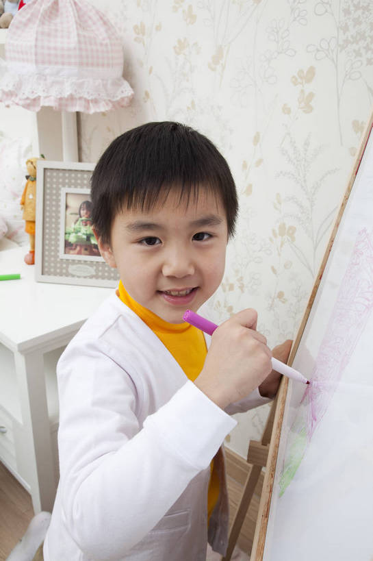 东方人,儿童,脸,头发,一个人,家庭,站,微笑,竖图,彩色,室内,侧面,纯洁,书房,北京,中国,亚洲,写字,学习,图片,书桌,小孩,黑色,白板,站着,休闲,健康,舒服,温暖,温馨,一家人,休闲服,彩笔,家居,可爱,童年,童趣,摄影,生活方式,和睦,毛发,气氛,居室,无忧无虑,天真,男孩,男人,男性,中国人,孩子,画画,站立,坐着,半身,愉快,融洽,男生,bj174