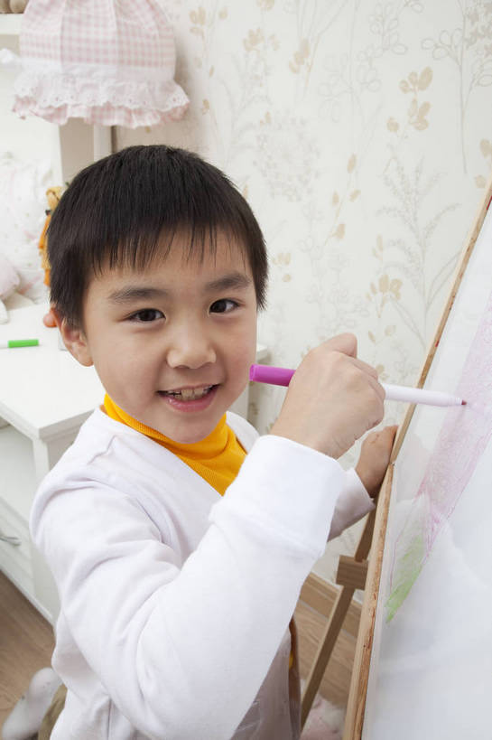 东方人,儿童,脸,头发,一个人,家庭,站,微笑,竖图,彩色,室内,侧面,纯洁,书房,北京,中国,亚洲,写字,学习,图片,书桌,小孩,黑色,白板,站着,休闲,健康,舒服,温暖,温馨,一家人,休闲服,彩笔,家居,可爱,童年,童趣,摄影,生活方式,和睦,毛发,气氛,居室,无忧无虑,天真,男孩,男人,男性,中国人,孩子,画画,站立,坐着,半身,愉快,融洽,男生,bj174