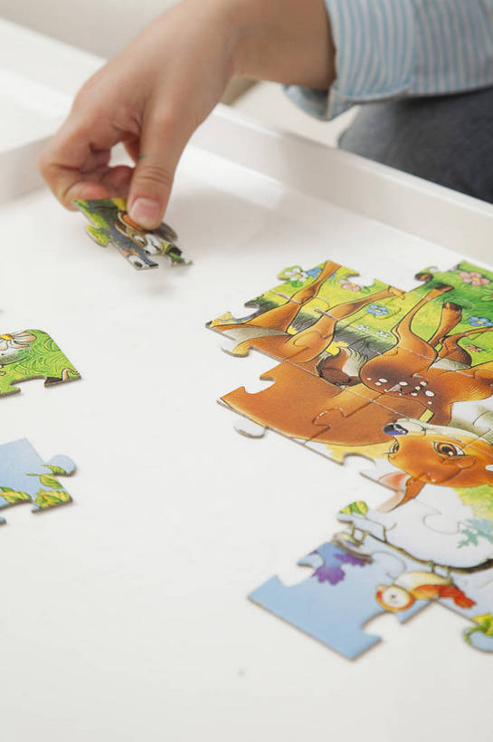 东方人,儿童,手,头发,一个人,家庭,客厅,站,竖图,彩色,室内,特写,正面,游戏,纯洁,沙发,拼图,北京,中国,亚洲,图片,书桌,小孩,小女孩,黑色,站着,休闲,健康,舒服,温暖,温馨,一家人,家居,可爱,童年,童趣,摄影,生活方式,和睦,毛发,气氛,居室,无忧无虑,天真,男孩,男人,男性,女孩,中国人,孩子,玩耍,站立,坐着,半身,愉快,融洽,男生,bj174