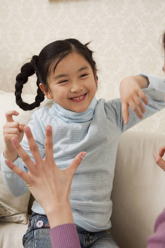 东方人,儿童,中年人,五官,脸,头发,两个人,家庭,母亲,女儿,客厅,站,微笑,竖图,彩色,室内,正面,游戏,纯洁,沙发,北京,中国,亚洲,图片,书桌,小孩,小女孩,黑色,站着,休闲,健康,舒服,温暖,温馨,母女,一家人,辫子,休闲服,家居,可爱,童年,童趣,摄影,生活方式,照顾,和睦,毛发,气氛,划拳,居室,无忧无虑,天真,男孩,男人,男性,女人,中国人,孩子,年轻人,玩耍,站立,坐着,半身,爱,愉快,融洽,男生,bj174