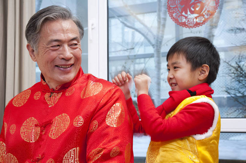 东方人,儿童,老年人,五官,脸,头发,两个人,家庭,客厅,站,笑,横图,彩色,室内,正面,民族服装,纯洁,北京,中国,春节,新年,亚洲,传统服饰,节日,图片,老人,小孩,红色,黑色,站着,休闲,健康,舒服,温暖,温馨,喜庆,父子,一家人,家居,可爱,童年,童趣,摄影,生活方式,爷爷,祖孙,和睦,毛发,亲近,捶背,气氛,居室,团圆,无忧无虑,天真,老年男性,男孩,男人,男性,中国人,孩子,孙子,玩耍,站立,坐着,半身,爱,愉快,唐装,融洽,男生,传统文化,bj174