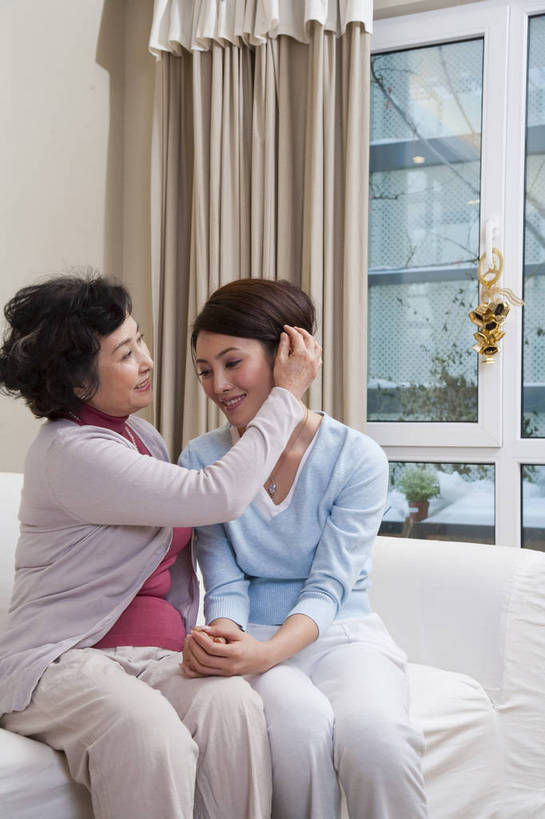 东方人,老年人,五官,脸,头发,两个人,家庭,母亲,女儿,客厅,笑,竖图,彩色,室内,侧面,北京,中国,亚洲,图片,休闲装,黑色,享受,休闲,健康,舒服,温暖,温馨,母子,一家人,家居,美女,摄影,生活方式,照顾,和睦,毛发,亲近,气氛,居室,团圆,老年女性,女人,女性,中国人,年轻人,坐着,半身,爱,愉快,融洽,bj174