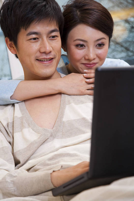 东方人,中年人,五官,脸,头发,两个人,家庭,夫妻,丈夫,妻子,笑,竖图,彩色,室内,正面,电脑,书房,北京,中国,亚洲,图片,休闲装,黑色,笔记本,享受,休闲,健康,舒服,温暖,温馨,一家人,家居,美女,摄影,生活方式,照顾,和睦,毛发,亲近,气氛,居室,团圆,上网,男人,女人,中国人,年轻人,坐着,半身,爱,愉快,融洽,bj174