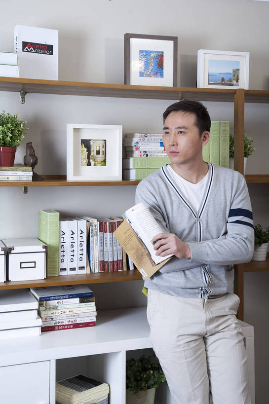 东方人,中年人,五官,脸,头发,一个人,家庭,笑,竖图,彩色,室内,正面,阅读,书房,北京,中国,亚洲,学习,图片,休闲装,黑色,站着,享受,休闲,健康,舒服,思考,温暖,温馨,一家人,家居,摄影,生活方式,照顾,和睦,毛发,气氛,居室,团圆,男人,中国人,年轻人,半身,爱,愉快,融洽,bj174