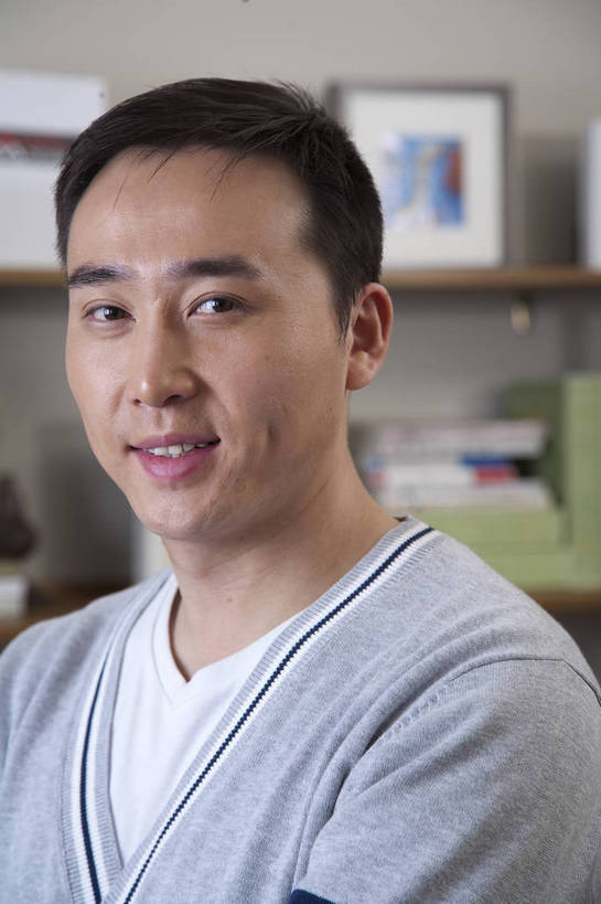 东方人,中年人,五官,脸,头发,一个人,家庭,笑,竖图,彩色,室内,正面,书房,北京,中国,亚洲,学习,图片,休闲装,黑色,站着,享受,休闲,健康,舒服,思考,温暖,温馨,一家人,家居,摄影,生活方式,照顾,和睦,毛发,气氛,居室,团圆,男人,中国人,年轻人,半身,爱,愉快,融洽,bj174