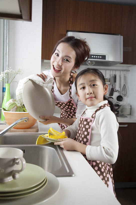 东方人,儿童,中年人,五官,脸,头发,两个人,家庭,母亲,女儿,站,笑,竖图,彩色,室内,侧面,家务,纯洁,合作,厨房,厨具,北京,中国,亚洲,劳动,图片,围裙,洗菜,休闲装,小孩,黑色,橱柜,站着,享受,休闲,健康,舒服,温暖,温馨,母女,一家人,家居,可爱,美女,童年,童趣,摄影,生活方式,照顾,和睦,毛发,气氛,居室,团圆,无忧无虑,天真,男孩,男人,男性,女孩,女人,中国人,孩子,年轻人,站立,做饭,半身,爱,愉快,融洽,男生,bj174