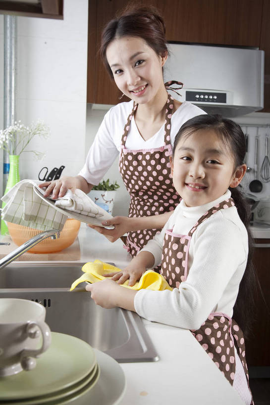 东方人,儿童,中年人,五官,脸,头发,两个人,家庭,母亲,女儿,站,笑,竖图,彩色,室内,侧面,家务,纯洁,合作,厨房,厨具,北京,中国,亚洲,劳动,图片,围裙,洗菜,休闲装,小孩,黑色,橱柜,站着,享受,休闲,健康,舒服,温暖,温馨,母女,一家人,家居,可爱,美女,童年,童趣,摄影,生活方式,照顾,和睦,毛发,气氛,居室,团圆,无忧无虑,天真,男孩,男人,男性,女孩,女人,中国人,孩子,年轻人,站立,做饭,半身,爱,愉快,融洽,男生,bj174