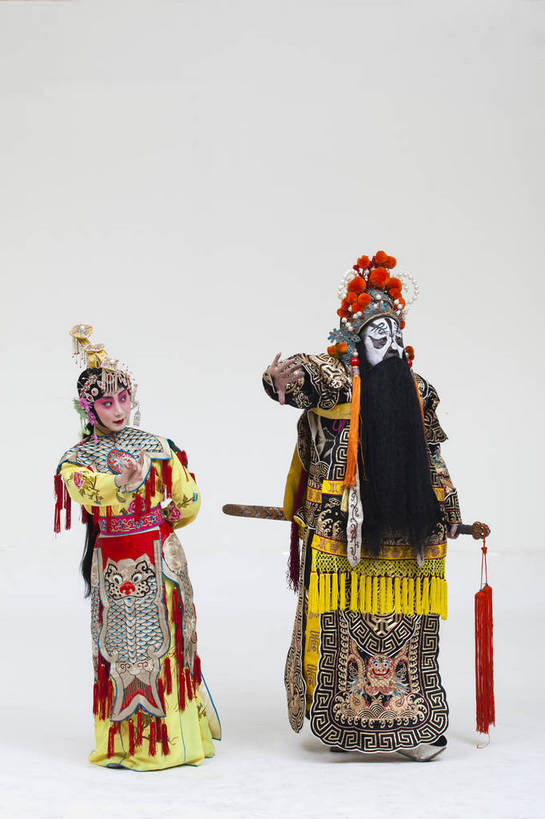 两个人,演员,竖图,彩色,白色背景,正面,化妆,北京,中国,亚洲,表演,艺术,造型,鲜艳,头饰,图片,注视,文化,脸谱,观察,看,站着,表情,竖,姿势,摄影,服饰,观看,动作,察看,关注,中国文化,唱戏,戏剧,民族服饰,演出服,京剧,东亚,戏曲,国粹,军事家,青衣,男人,女人,中国人,年轻人,情侣,全身,影棚拍摄,化装,西楚霸王,项籍,项羽,中国戏曲,传统文化,霸王别姬,虞姬,舞台妆,角色,花脸,净,bj174