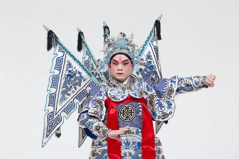 一个人,演员,横图,彩色,白色背景,正面,化妆,北京,中国,亚洲,仅一个人,表演,艺术,造型,鲜艳,头饰,图片,注视,文化,脸谱,观察,看,站着,表情,姿势,摄影,服饰,观看,动作,察看,关注,中国文化,戏剧,民族服饰,演出服,京剧,东亚,国粹,男人,中国人,年轻人,半身,影棚拍摄,化装,中国戏曲,武生,传统文化,赵云,舞台妆,bj174
