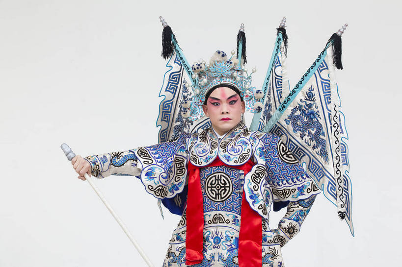 一个人,演员,横图,彩色,白色背景,正面,化妆,北京,中国,亚洲,仅一个人,表演,艺术,造型,鲜艳,头饰,图片,注视,文化,脸谱,观察,看,站着,表情,姿势,摄影,服饰,观看,动作,察看,关注,中国文化,戏剧,民族服饰,演出服,京剧,东亚,国粹,男人,中国人,年轻人,半身,影棚拍摄,化装,中国戏曲,武生,传统文化,赵云,舞台妆,bj174