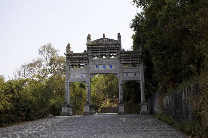 无人,横图,彩色,室外,白天,旅游,度假,美景,名胜古迹,标志建筑,城市,道路,地标,建筑,街道,路,公路,腾冲,中国,亚洲,遗迹,民俗,图片,景观,建筑群,牌楼,交通,古典,古迹,历史,文物,娱乐,建设,古建筑,云南,民居,古镇,古代,地标建筑,享受,休闲,旅游胜地,景色,放松,摄影,都市风光,文明,中国文化,古文明,东亚,云南省,中华人民共和国,西南地区,滇,保山,保山市,古远,马路,旅行,旧居,传统文化,门匾,和顺古镇,腾冲县,bj174