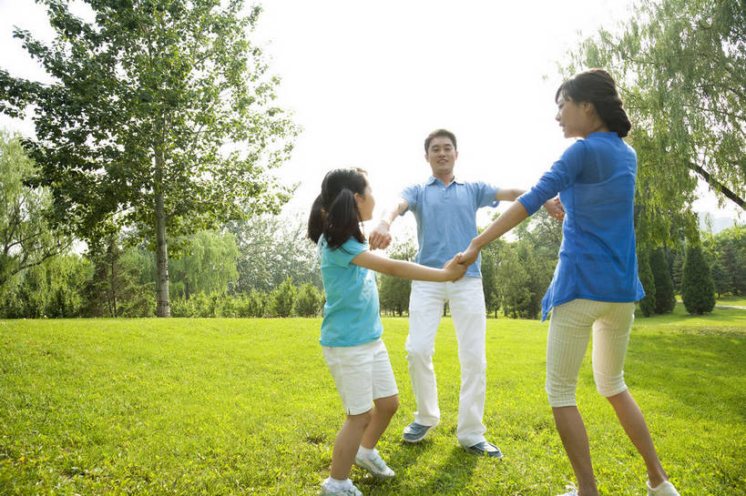 东方人,儿童,成年人,三个人,家庭,父母,母亲,父亲,女儿,公园,走,微笑,横图,彩色,室外,白天,侧面,度假,时尚,游戏,快乐,幸福,纯洁,草地,草坪,树林,漫步,图片,圆圈,休闲装,小孩,小女孩,自然,郊游,休闲,健康,温暖,温馨,父女,母女,三口之家,一家人,放松,活力,可爱,乐趣,亲密,童年,童趣,摄影,生活方式,和睦,轻松,围着,户外活动,童真,烂漫,无邪,天真,男人,男性,年轻男性,年轻女性,女人,女性,亚洲人,中国人,孩子,年轻人,休闲活动,拉手,玩耍,全身,爱,融洽,bj174