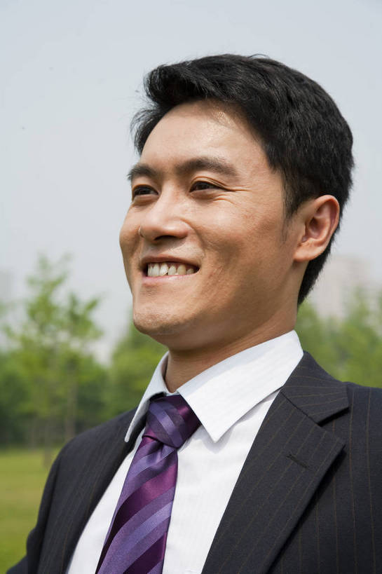 东方人,成年人,一个人,商务人士,商务男性,公园,笑,竖图,彩色,室外