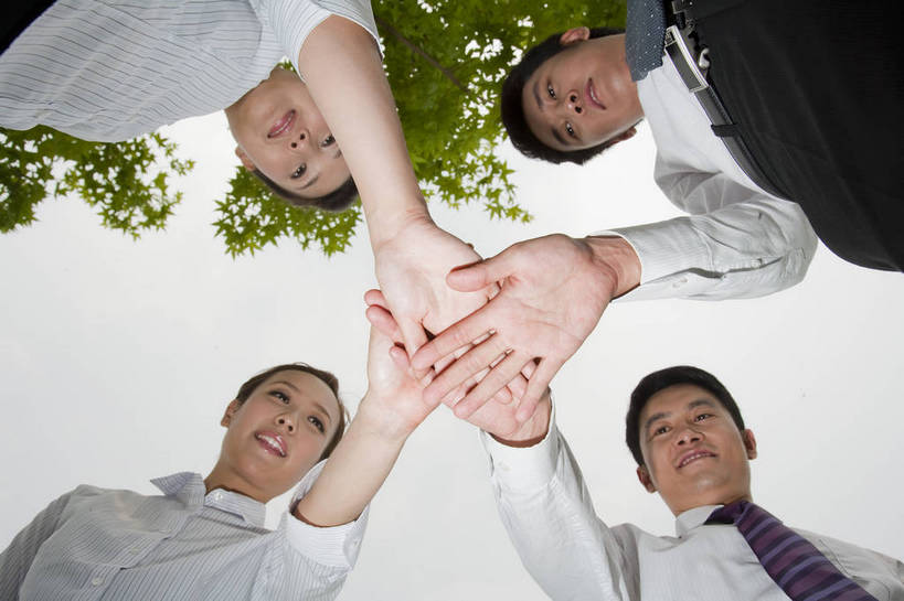 东方人,成年人,伙伴,商务人士,商务男性,商务女性,公园,笑,横图,彩色,室外,白天,仰视,衬衫,商务,时尚,快乐,兴奋,友谊,幸福,纯洁,成功,合作,团队,信心,树林,套装,正装,图片,圆圈,领带,许多人,树,自然,站着,一群人,放松,活力,可爱,乐趣,童年,童趣,金融,摄影,生活方式,经济,勾肩搭背,轻松,同伴,围着,商务装,户外活动,贸易,工薪阶层,童真,烂漫,无邪,天真,友情,男人,男性,年轻男性,年轻女性,女人,女性,亚洲人,中国人,年轻人,白领,上班族,半身,低角度拍摄,衬衣,商业,bj174