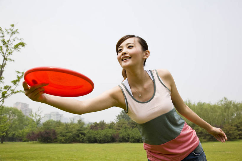 东方人,成年人,一个人,公园,横图,彩色,室外,白天,度假,时尚,游戏,快乐,兴奋,幸福,纯洁,运动,草地,草坪,树林,图片,休闲装,树,自然,飞盘,郊游,休闲,健康,放松,活力,可爱,乐趣,美女,童年,童趣,摄影,生活方式,轻松,户外活动,童真,烂漫,无邪,投掷,天真,年轻女性,女人,女性,亚洲人,中国人,年轻人,休闲活动,跳跃,玩耍,半身,bj174