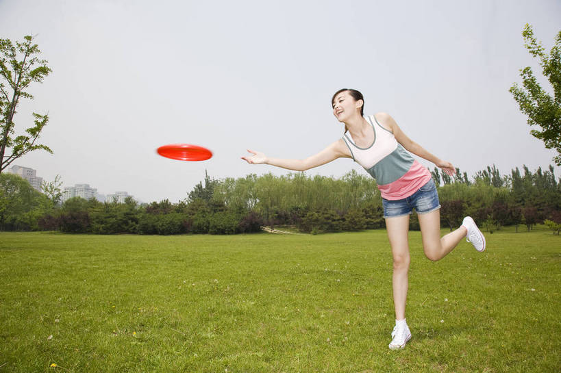 东方人,成年人,一个人,公园,横图,彩色,室外,白天,度假,时尚,游戏,快乐,兴奋,幸福,纯洁,运动,草地,草坪,树林,图片,休闲装,树,自然,飞盘,郊游,休闲,健康,放松,活力,可爱,乐趣,美女,童年,童趣,摄影,生活方式,轻松,户外活动,童真,烂漫,无邪,投掷,天真,年轻女性,女人,女性,亚洲人,中国人,年轻人,休闲活动,跳跃,玩耍,全身,bj174