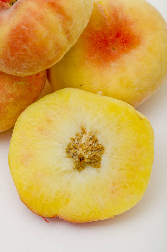 竖图,彩色,室内,特写,白天,侧面,静物,水果,切开,图片,食品,食物,排列,黄色,多个,桃,摄影,蟠桃,影棚拍摄,bj174