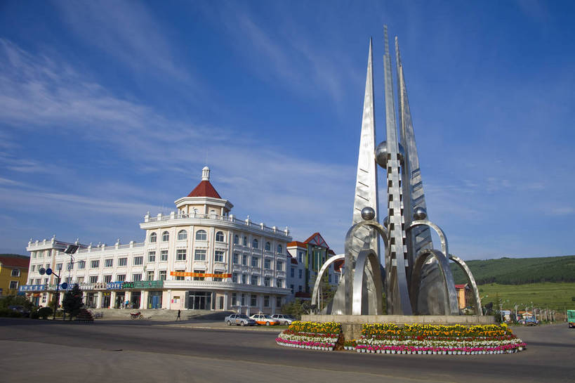 无人,广场,横图,彩色,室外,白天,城市,道路,建筑,雕塑,中国,亚洲,花坛,图片,景观,现代建筑,蒙,摄影,风光,东亚,内蒙古,中华人民共和国,华北地区,内蒙古自治区,高楼,阿尔山,bj174