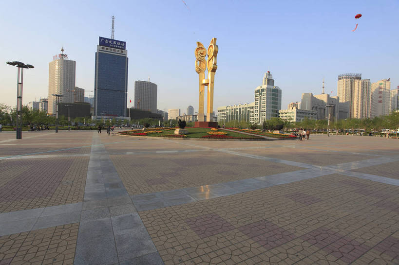 无人,广场,横图,彩色,室外,白天,美景,城市,道路,建筑,街道,路,公路,雕塑,中国,花坛,图片,景观,交通,现代建筑,人民广场,摩天大厦,商务楼,景色,摄影,辽宁,沈阳,马路,高楼,商业中心,bj174
