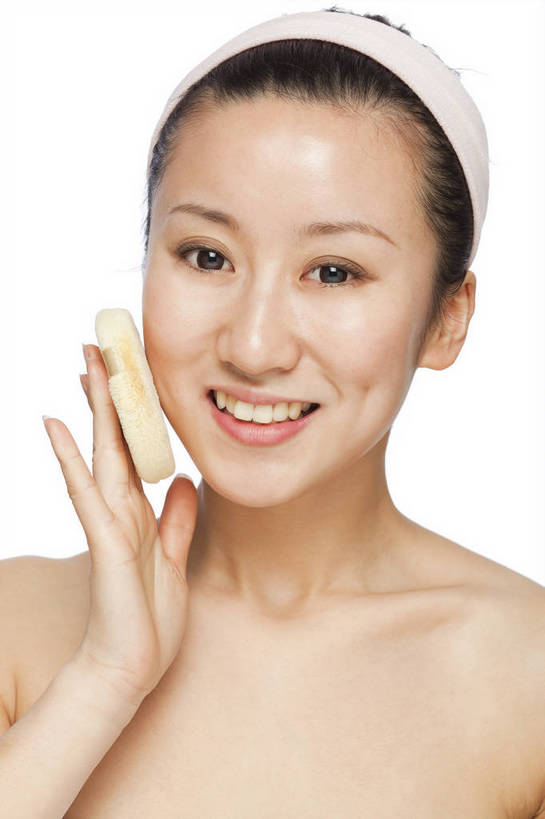 东方人,五官,眼睛,脸颊,手,头发,一个人,竖图,彩色,室内,白天,正面,化妆,美容,满意,自由,中国,护肤,人物,图片,浪漫,美丽,涂抹,黑色,清洁,保养,享受,休闲,健康,放松,美女,保健,摄影,头像,生活方式,皮肤,优雅,毛发,盘头,养颜,年轻女性,女人,女性,亚洲人,中国人,年轻人,影棚拍摄,愉快,bj174