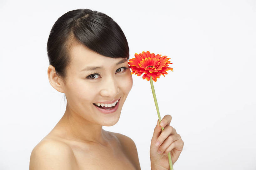 东方人,五官,眼睛,脸颊,手,头发,一个人,笑,横图,彩色,室内,白天,白色背景,侧面,美容,性感,北京,中国,护肤,图片,非洲菊,美丽,年轻,漂亮,现代,花,鲜花,黑色,红花,清洁,保养,享受,休闲,健康,活力,可爱,美女,一枝,摄影,头像,生活方式,青春,皮肤,毛发,年轻女性,女人,女性,亚洲人,中国人,年轻人,影棚拍摄,愉快,bj174