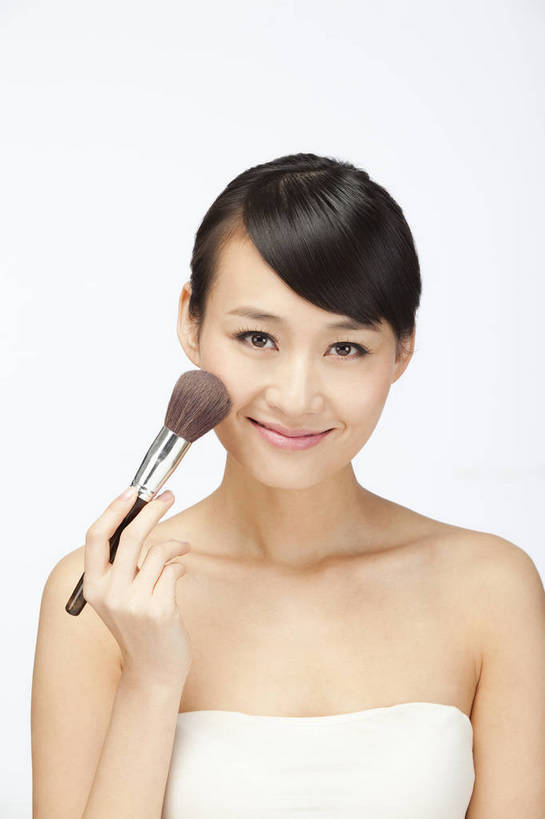 东方人,五官,眼睛,脸颊,手,头发,一个人,笑,竖图,彩色,室内,白天,白色背景,正面,化妆,美容,性感,北京,中国,护肤,图片,美丽,年轻,涂抹,漂亮,现代,黑色,粉刷,清洁,保养,享受,休闲,健康,放松,活力,可爱,美女,保健,摄影,头像,生活方式,青春,皮肤,毛发,养颜,年轻女性,女人,女性,亚洲人,中国人,年轻人,影棚拍摄,愉快,bj174