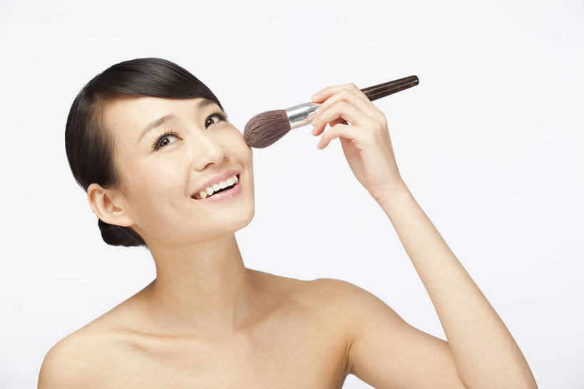 东方人,五官,眼睛,脸颊,手,头发,一个人,笑,横图,彩色,室内,白天,白色背景,正面,化妆,美容,性感,北京,中国,护肤,图片,美丽,年轻,涂抹,漂亮,现代,黑色,粉刷,清洁,保养,享受,休闲,健康,放松,活力,可爱,美女,保健,摄影,头像,生活方式,青春,皮肤,毛发,养颜,年轻女性,女人,女性,亚洲人,中国人,年轻人,影棚拍摄,愉快,bj174