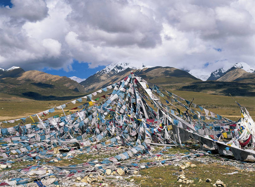 摄影师,横图,彩色,照片,室外,白天,旅游,山,雪山,中国,节日,民俗,乌云,云,云朵,云彩,文化,传统,西藏,经幡,东方,少数民族,民族,天,祈祷,健康,许愿,摄影,宗教,佛教,信仰,纪念,祈求,近景,摄像师,喇嘛教,藏传佛教,玛尼石,释教,平安,藏语系佛教,西藏佛教,嘛呢石,玛尼堆,bj174