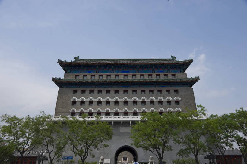 无人,摄影师,横图,彩色,室外,白天,仰视,旅游,建筑,街道,北京,中国,亚洲,古老,壮观,古迹,文化,城门,古建筑,东方,树,名胜,风景,蓝天,阳光,城楼,晴天,宁静,雄伟,安宁,文明,前门,摄像师,气势,旅行,正阳门,标志性建筑,bj174