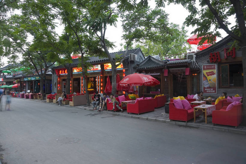 摄影师,酒吧,横图,彩色,室外,沙发,城市,建筑,街道,北京,中国,亚洲,游客,遮阳伞,古典,茶几,历史,文化,什刹海,东方,树木,享受,摄影,文明,闲适,悠闲,惬意,摄像师,旅行,傍晚,bj174