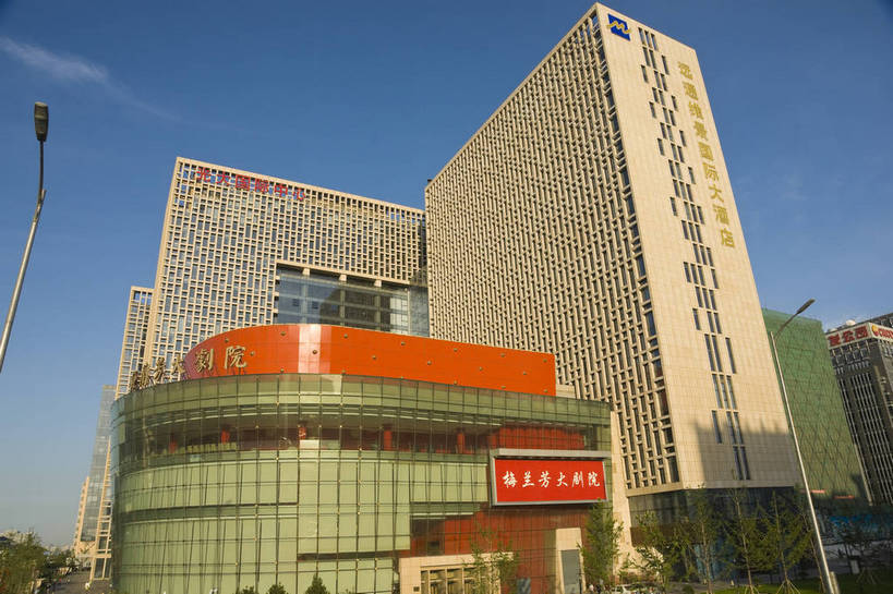 无人,演员,摄影师,横图,彩色,室外,白天,仰视,城市,剧院,路灯,北京,中国,亚洲,艺术,文化,东方,现代化,蓝天,阳光,气派,艺术家,摄影,晴天,整洁,文明,中国文化,戏剧,京剧,摄像师,戏曲,国粹,皮黄,旅行,高层建筑,国剧,京戏,平剧,中国戏曲,传统文化,梅兰芳大剧院,京剧演员,梅兰芳,梅畹华,bj174