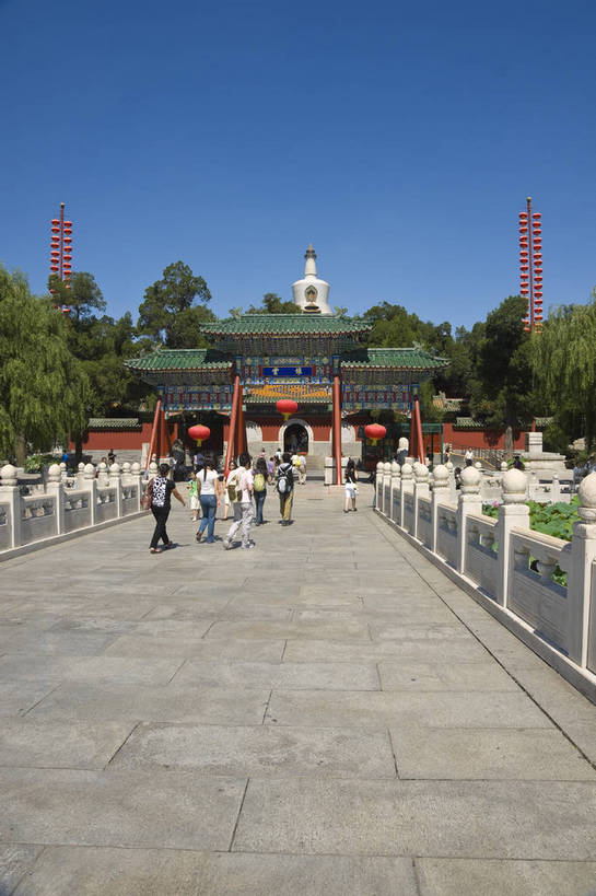 摄影师,竖图,彩色,室外,白天,旅游,名胜古迹,建筑,北海公园,北京,中国,亚洲,游人,古老,牌坊,古迹,历史,文化,文物,白塔,遗址,树木,名胜,风景,蓝天,阳光,晴天,文明,摄像师,气势,幽静,bj174
